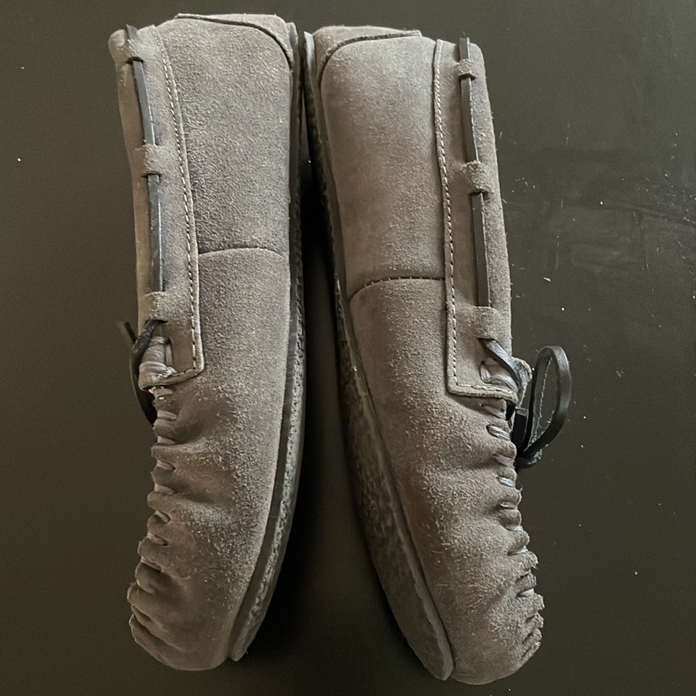 Minnetonka Grey Moccasin Shoe Sz 7 Leather Tie Exterior Side Front Sherpa Lining - Picture 9 of 13